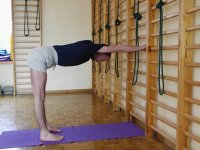 Pół uttanasana dłonie na drabince