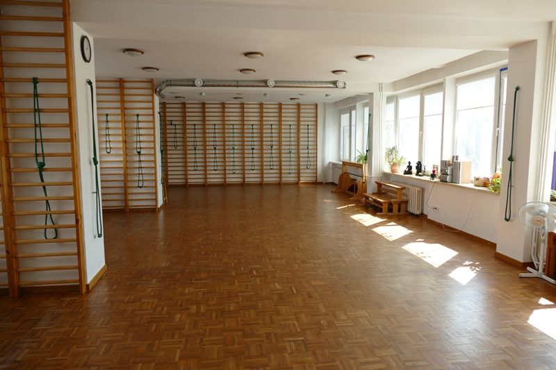 Sala Ośrodka Hatha Jogi – 105 m² przestrzeni do praktyki i warsztatów. Jasna sala jogi Ośrodka Hatha Jogi o powierzchni 105 m² z drabinkami i linami