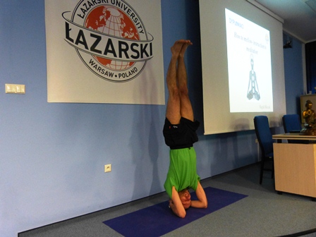 Uczelnia Łazarski pokaz jogi - stanie na głowie