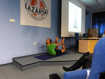 lazarski pokaz jogi - łuk