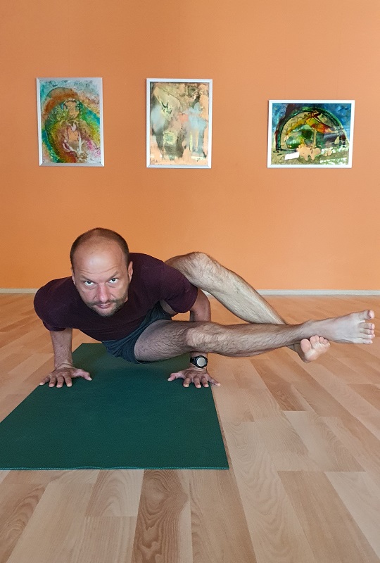 Leszek kawa astavakrasana800