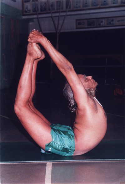 Iyengar w pozycji padangustha dhanurasana